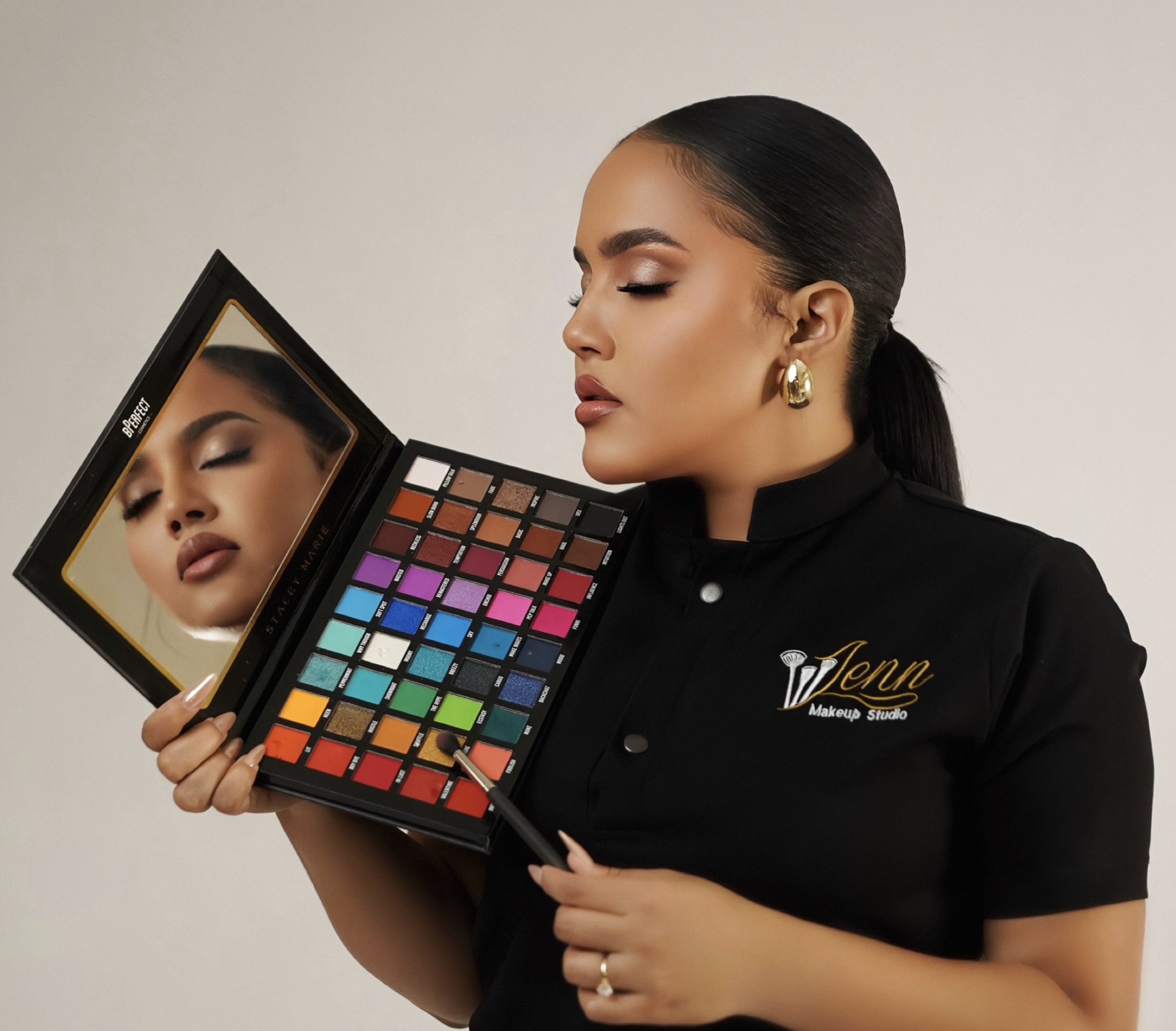 Modelo de maquillaje con piel luminosa